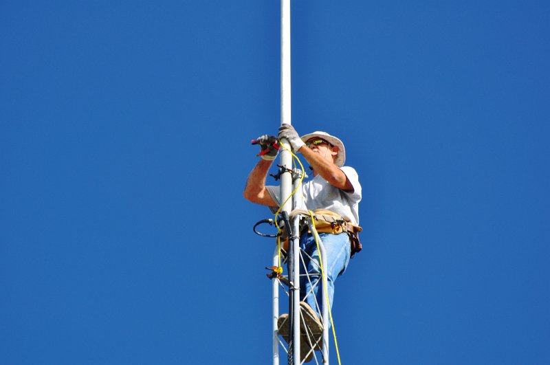 Bob-K4NBC Detaching Old Antenna 05.jpg